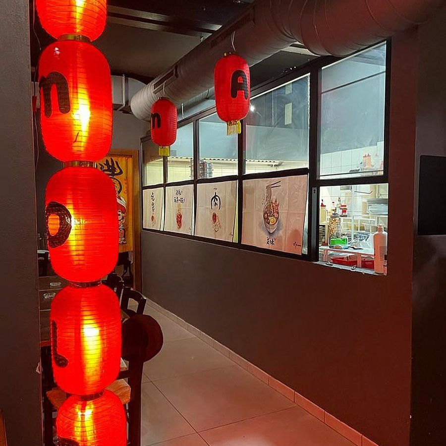 Sala con lanterne rosse